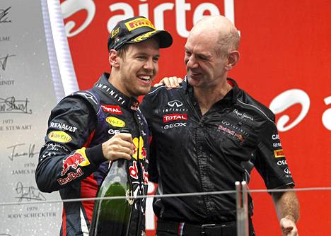 Adrian Newey (oik.) on iso takapiru Sebastian Vettelin neljän maailmanmestaruuden takana.