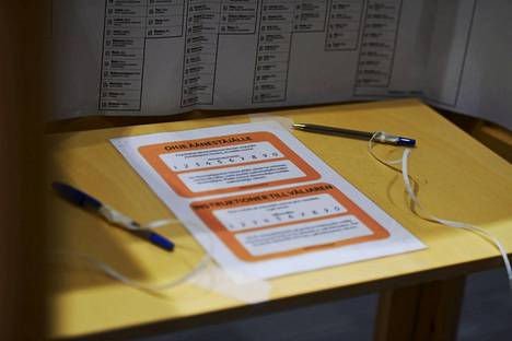 Kuntavaalien varsinainen äänestyspäivä on sunnuntaina. Kuvassa ennakkoäänestyspaikka Helsingin Messukeskuksessa. Ennakkoäänestyksen jälkeen äänestysprosentti on 32,9.