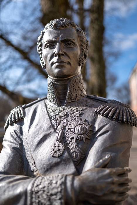 Turku ei halunnut kaupungin paraatipaikalle pelkkää venäläisen keisarin patsasta. Siksi Aleksanterille järjestettiin seuraa Ruotsin kruununprinssi Kaarle Juhanasta. 