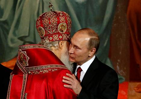 Vladimir Putin halaamassa Venäjän patriarkka Kirilliä jumalanpalveluksen aikana vuonna 2017. Tukeutuminen kirkkoon on ollut Vladimir Putinille keino rakentaa pohjaa yhteiselle kansallisvaltiolle.