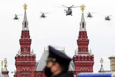 Venäjän armeijan helikoptereita lensi Moskovassa Kremlin ja Punaisen torin yllä voitonpäivänä 9. toukokuuta 2020, kun Venäjä juhli 75. vuosipäiväänsä natsi-Saksan voitosta toisessa maailmansodassa.