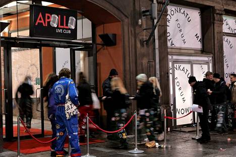 Helsingissä ihmiset jonottivat yökerho Apollo Live Clubiin ravintoloiden koronarajoitusten päätyttyä 1. maaliskuuta.