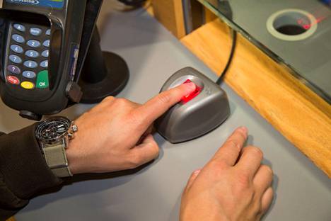 Sisäministeriö on selvittänyt mahdollista passien biometristen tietojen käyttöä rikostutkinnassa. Kuvassa poliisin sormenjälkiskanneri.