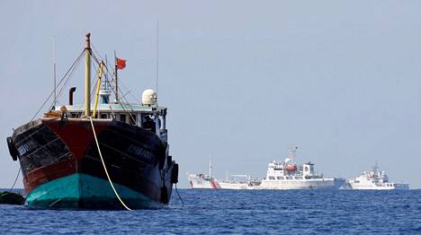 Kiinalainen kalastusalus ja Kiinan rannikkovartioston aluksia Scarboroughin matalikossa Etelä-Kiinan merellä lähellä Filippiinien rannikkoa vuonna 2017.