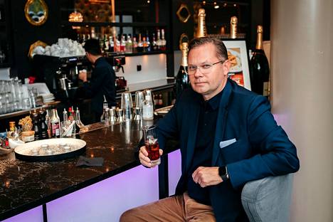 Noho Partnersin Aku Vikström katsoo, että ensiksi pitää helpottaa ruokaravintoloiden rajoituksia. Vikström kuvattuna Ravintola Teatterissa Helsingissä 29. syyskuuta 2020.