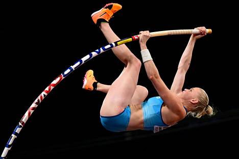 Wilma Murto hyppäsi Euroopan mestariksi keskiviikkona. Olympiamitalisti Antti Kalliomäki kiinnittää Murrossa huomiota siihen, että hänen otekorkeutensa on omalla tasollaan.