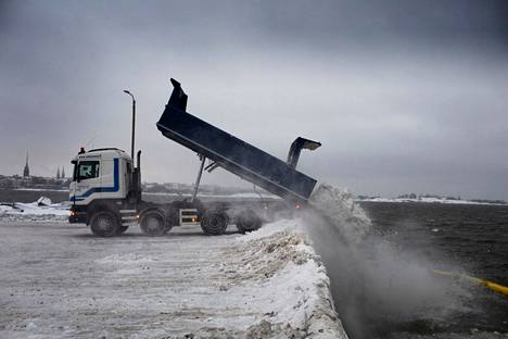 Lumikuorma kipattiin mereen Hernesaaressa viime vuoden tammikuussa.