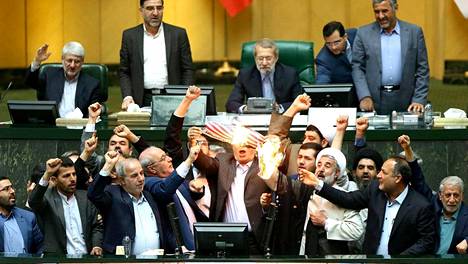 EU-johtajat sanovat pysyvänsä Iran-sopimuksessa, Saudi-Arabia varoitti voivansa hankkia ydinaseen, Iranin parlamentissa poltettiin Yhdysvaltain lippu