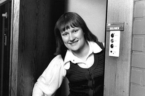 Tarja Halonen työhuoneensa ovensuussa SAK:ssa 1974, jolloin hän siirtyi SAK:n lakimiehen tehtävistä eduskuntasihteeriksi.