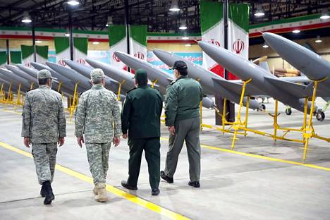 Iranin armeijan komentaja, kenraali Abdolrahim Mousavi vieraili viranomaisten kanssa huhtikuussa katsomassa iranilaisvalmisteisia miehittämättömiä lennokkeja.