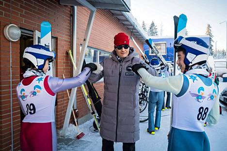 Mika Kojonkoski valmentamassa kiinalaisia mäkihyppääjiä Kuopiossa tammikuussa 2019.