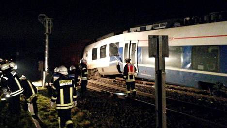 Matkustajajuna törmännyt tavarajunaan Saksassa lähellä Düsseldorfia, ainakin 40 ihmistä loukkaantunut – HS seuraa