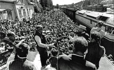 Suonenjoen asema oli tulvillaan vastaanottajia kun Helsingistä ja matkan varrelta kohtuumäärin vieraita tuonut karnevaalijuna saapui.