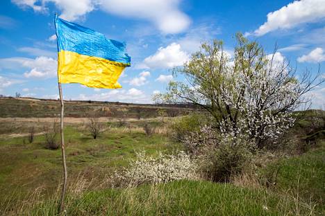 Ukrainan lippu liehui huhtikuussa 2017 Novohorodsken kylässä Itä-Ukrainassa aivan tulitaukolinjan tuntumassa.
