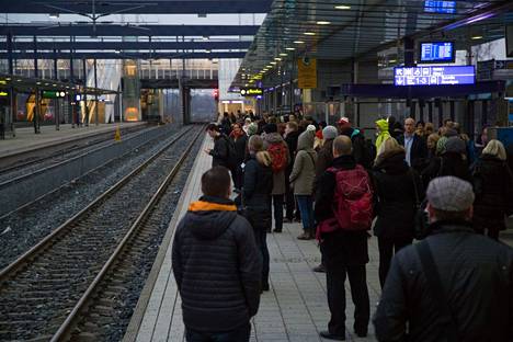 Leppävaaran juna-asemalla Espoossa tapahtui lokakuussa onnettomuus, jossa kukaan ei auttanut raiteelle pudonnutta miestä. Kuva asemalta vuodelta 2014.