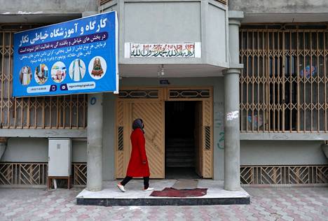 Nainen menossa ompelutyöpajaan Afganistanin pääkaupungissa Kabulissa.