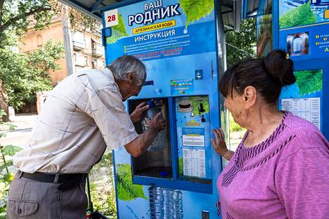 Pavel ja Zinaida Pahomov ostavat kadunvarren automaatista juomavettä.