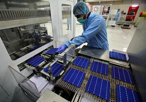 Työntekijä aurinkopaneelien valmistustehtaalla Intian Baddissa toukokuussa 2017.