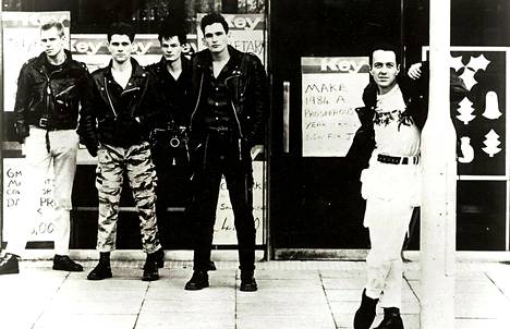 The Clash poseerasi nahkatakeissaan 1980-luvulla.