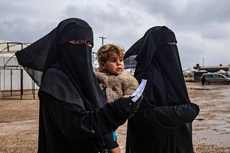 Naiset ja lapsi kävelivät al-Holin leirissä joulukuun alussa.