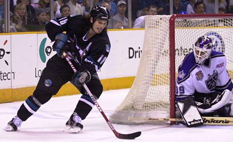Mike Ricci teki kaksi maalia San Jose Sharksille, kun kuningatar Elisabet seurasi hänen otteluaan vuonna 2002. Kuva samalta vuodelta.