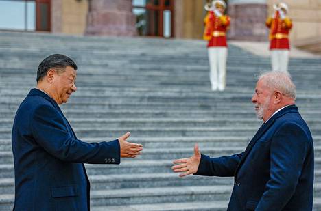 Xi Jinping ja Luiz Inácio Lula da Silva tervehtivät toisiaan tervetuloseremoniassa Pekingissä.
