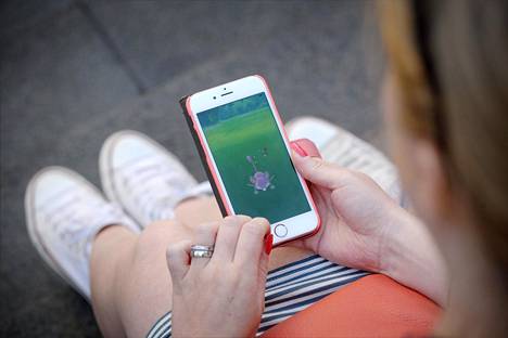 Pokémon Go -pelissä liikutaan reaalimaailmassa ja kerätään virtuaalihahmoja.