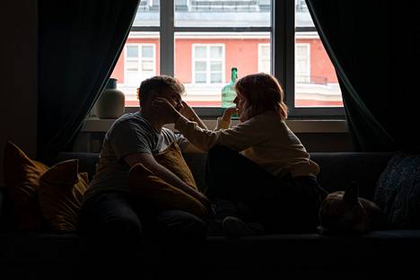 Seksuaalinen halu pitkässä parisuhteessa usein vähenee, kun elämässä on paljon stressiä ja muita huolia, sanoo seksuaaliterapeutti. Siksi aiheesta olisi hyvä keskustella säännöllisesti.
