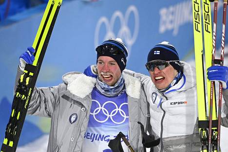 Joni Mäki (vas.) ja Iivo Niskanen olivat riemuissaan voitettuaan hopeaa sprinttiviestissä.