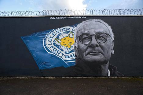 Katutaiteilija Richard Wilson on tehnyt Leicester Cityn valmentajasta Claudio Ranierista näyttävän seinämaalauksen.