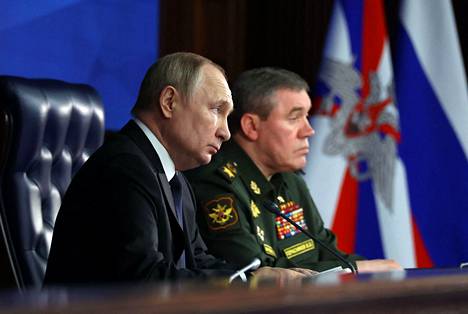 Venäjän presidentti Vladimir Putin ja Venäjän asevoimia johtava Valeri Gerasimov Moskovassa joulukuussa.