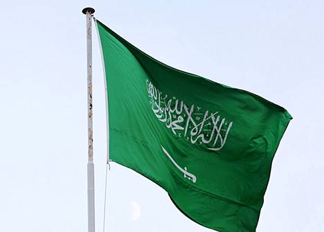Saudi-Arabian lippu liehui maan Turkin-suurlähetystön pihalla lokakuussa 2018 Turkin poliisin selvittäessä suurlähetystössä tapahtunutta Jamal Khashoggin murhaa. 