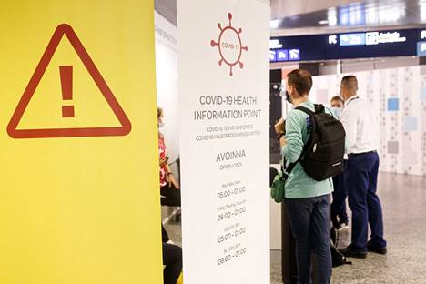 Koronvirustietoa antava piste Helsinki-Vantaan lentoasemalla. 