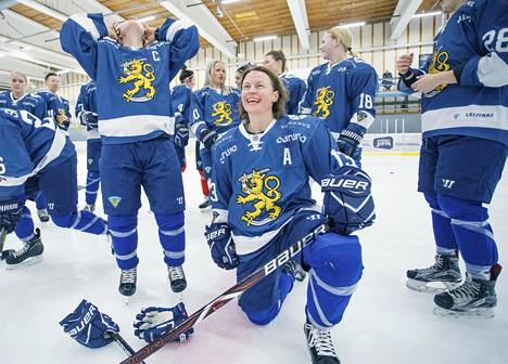 Riikka Välilän, 44, oikea polvi on leikattu 13 kertaa – silti hän johtaa  ykkösketjua olympiakiekossa - Urheilu 