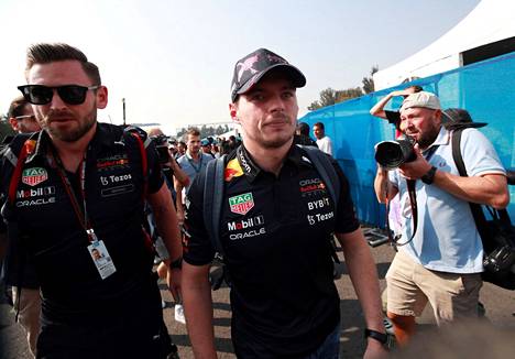 Red Bullin tähtikuski Max Verstappen (keskellä) saapui perjantaina Meksikon gp:n varikkoalueelle.