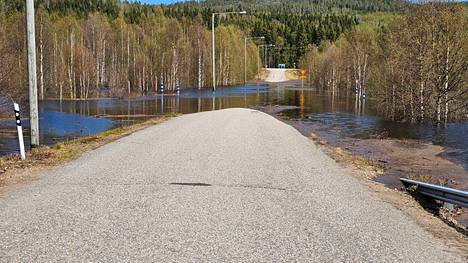 Maantie 19647 on suljettu liikenteeltä tulvan takia.