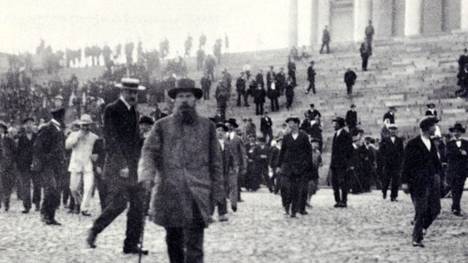 Oli kaunis kesäpäivä vuonna 1917, kun anarkistit valtasivat Tuomiokirkon -  Kulttuuri 