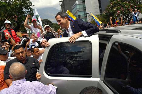 Väliaikaiseksi presidentiksi julistautunut Juan Guaidó tervehti kannattajiaan Venezuelan pääkaupungissa Caracasissa.