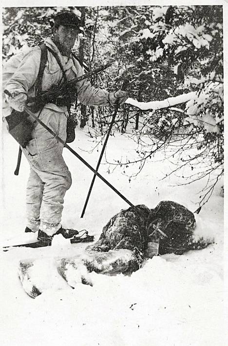 Another of the Russians captured by the Finns was killed.  Porvali estimates that the Russian was killed with an ax visible on the patrolman's belt.  In previous remote scouting literature, the Russian in this picture has allegedly fallen in a combat situation.  - Book illustration.