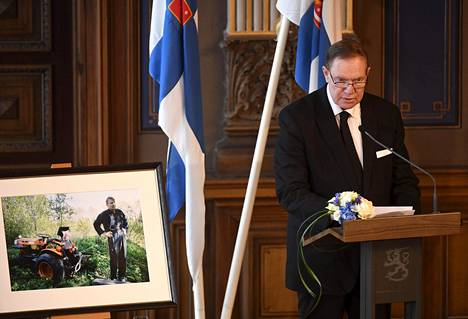 Entinen pääministeri Paavo Lipponen piti muistopuhetta presidentti Mauno Koiviston valtiollisten hautajaisten muistotilaisuudessa Säätytalolla Helsingissä helatorstaina.