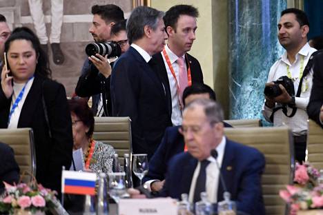 Yhdysvaltain ulkoministeri Antony Blinken (kesk.) ohitti Venäjän ulkoministerin Sergei Lavrovin (toinen oik.) G20-maiden ulkoministerikokouksessa Delhissä torstaina.