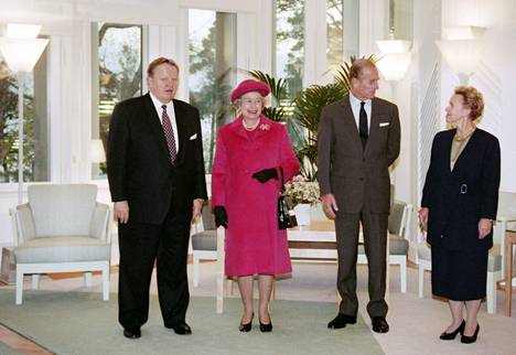 Kuningatar Elisabet II on ylläpitänyt kuningashuoneen suhteita ympäri maailmaa. Elisabet ja prinssi Philip tapasivat tasavallan presidentti Martti Ahtisaaren ja rouva Eeva Ahtisaaren Mäntyniemessä paluumatkallaan Venäjältä 21. lokakuuta 1994.
