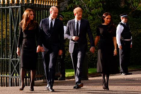 Prinssi William ja prinssi Harry puolisoineen kohtasivat Windsorin linnalla kuningatar Elisabet II:n kuoltua viime syyskuussa.