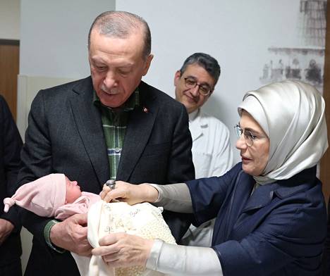 Turkin presidentti Recep Tayyip Erdogan ja hänen Emine-vaimonsa kuvattiin maanjäristyksen uhreja hoitavassa istanbulilaisessa sairaalassa maanantaina.