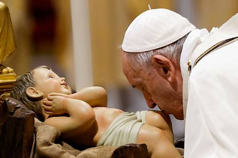 Paavi Franciscus suuteli Jeesus-vauvaa esittävää patsasta jouluaattoillan messussa Vatikaanin Pietarinkirkossa
