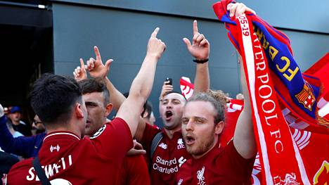 Liverpoolin toimitusjohtaja pyysi faneja käyttäytymään Barcelonassa sen jälkeen, kun fanit tuuppivat paikallisia suihkulähteisiin