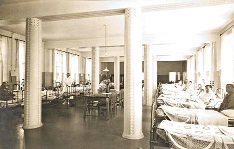 Näkymä Marian sairaalan osastolta 1910-luvulta. Espanjantaudin iskiessä sairaala täyttyi ääriään myöten, ja sen palveluskunnan asuntola piti muuttaa ylimääräiseksi osastoksi.