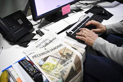 Helsingin Sanomien paperiversio Helsingissä 17. maaliskuuta 2022. Helsingin Sanomat on supistanut paperilehteä paperin saatavuusongelmien takia.