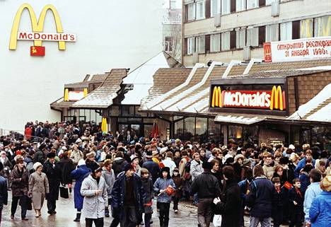 Satoja venäläisiä saapui Moskovan keskustaan 31. tammikuuta vuonna 1990, kun maassa avattiin ensimmäinen McDonald’s-ravintola.