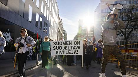 Mielenosoittajat vastustivat Helsingin yliopiston Israel-kytköksiä keskiviikkona.